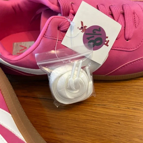 DV by Dolce Vita Quantum Fuchsia and White Sneakers - sz 8.5. NWOB - Picture 4 of 4